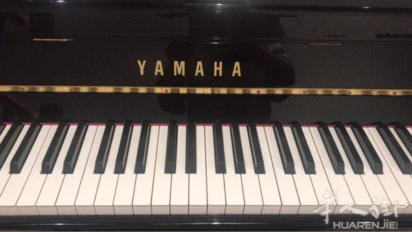 九成新钢琴出售．Yamaha B1．有意者请短信留