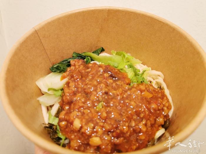 您好， 我们只做手工拉面 炸酱 牛肉 和排骨 大巴黎小巴黎都有送喔！ 喜欢吃拉面