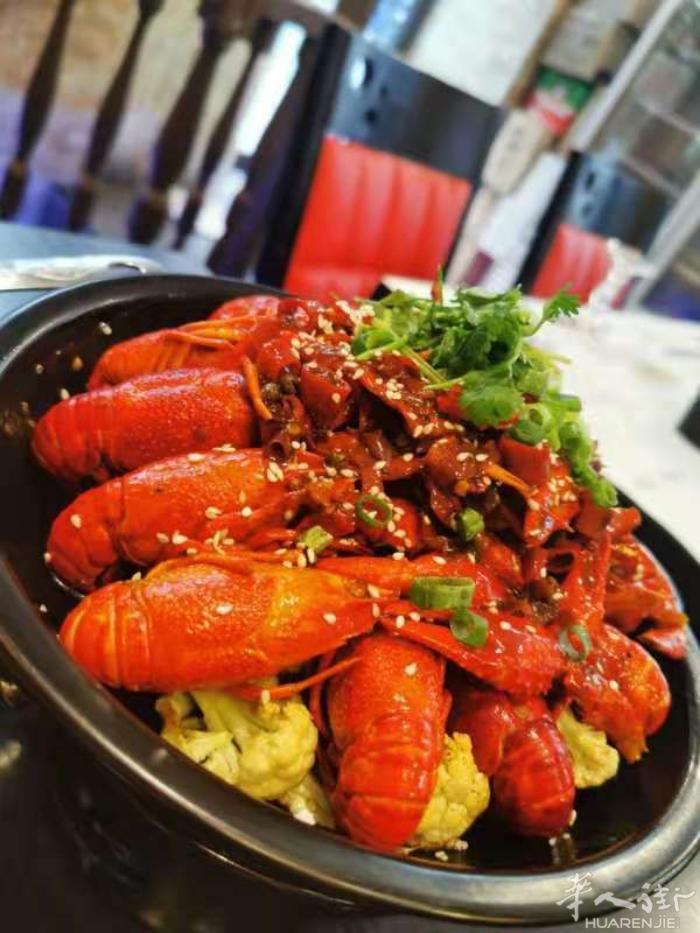 三羊开泰餐厅
主打🐏:烤全羊，各种烤串，川菜，湘菜，东北风味。
地铁🚆:7号