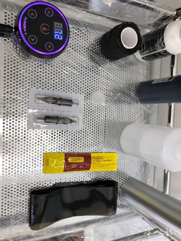 巴黎私人纹身工作室，有需要纹身的同僚可以发短信，其他勿扰! 价格优惠，无需再去排