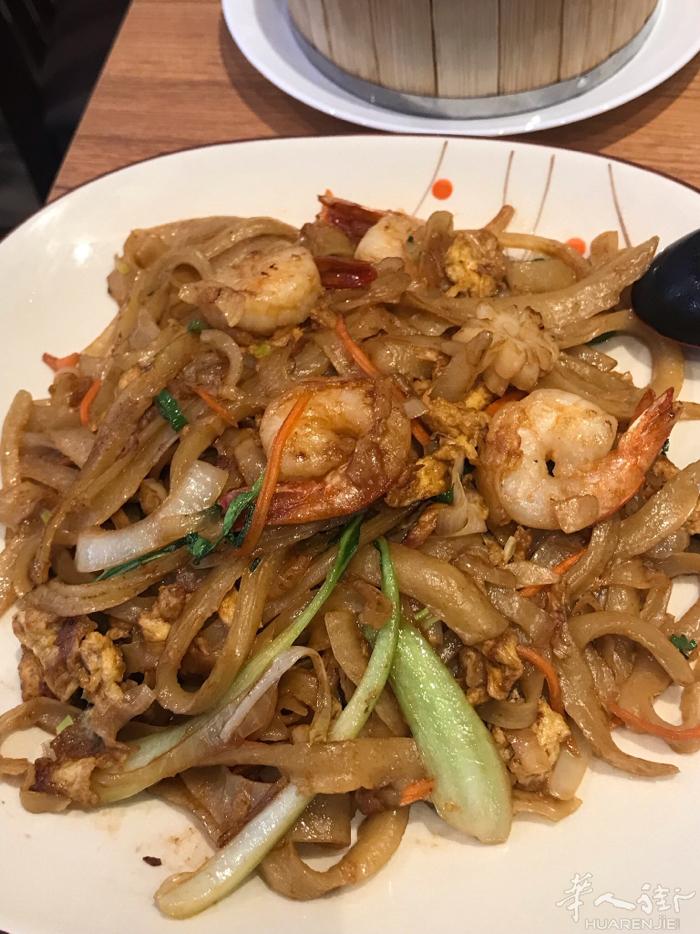 巴黎《幸福拉面店》位于巴黎七区，最近刚刚开张，今天去品尝了一下，确实味道不错，以