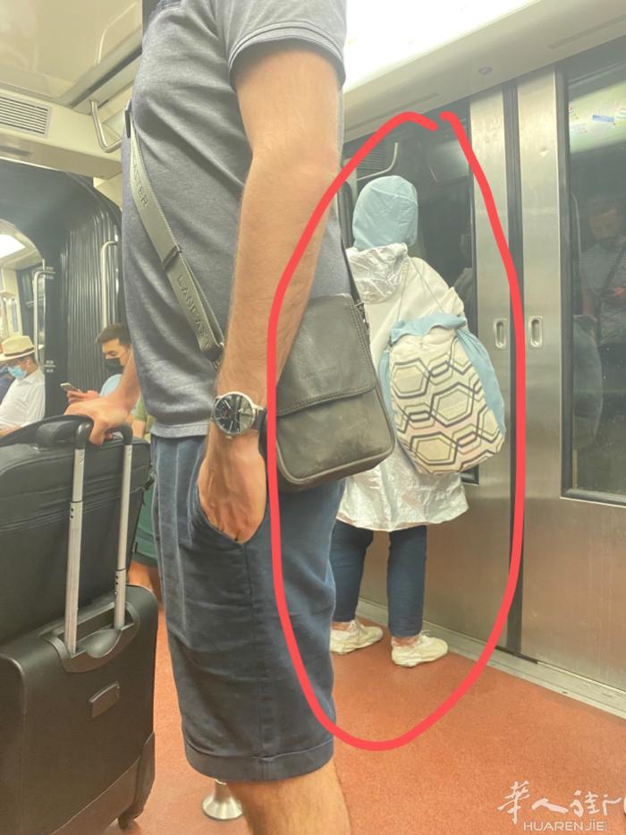 小心这个中国女神经病，这个女人一般在chatelet附近闲逛，到处找中国人的麻烦