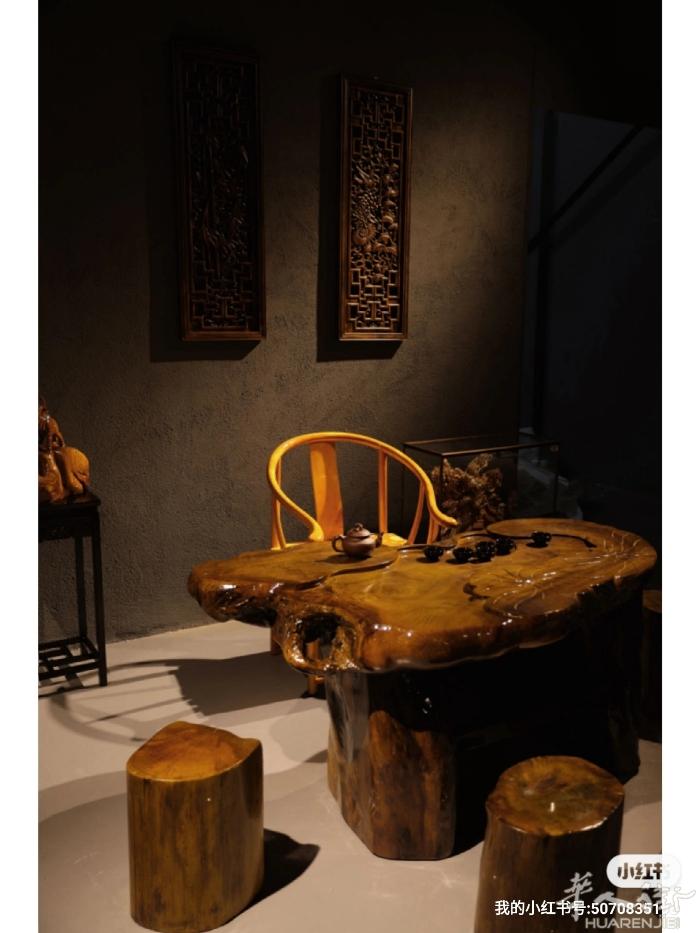 来看看我们马德里展厅的金丝楠木茶台的实拍图叭 尽显高端 真的是把高级感拿捏住了！