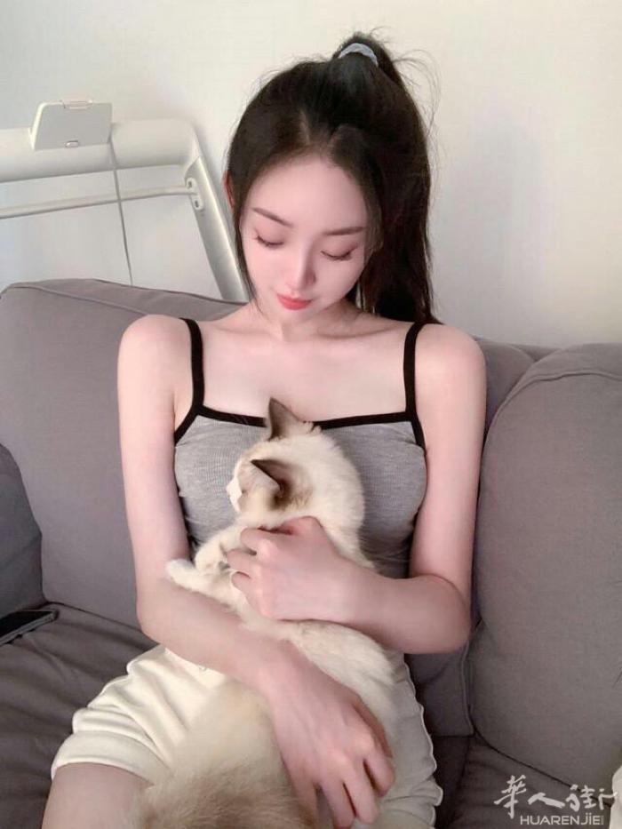 极品美女在巴黎，活好话少不粘人，可以上门，可以来我这，加Whats APP详聊‪