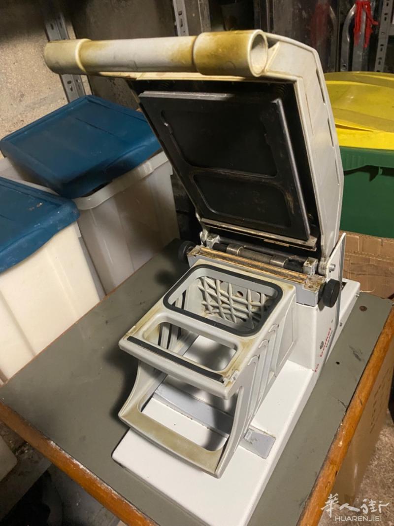 出售外卖店专用打包机。二手，白菜价，300 €，92区自取
