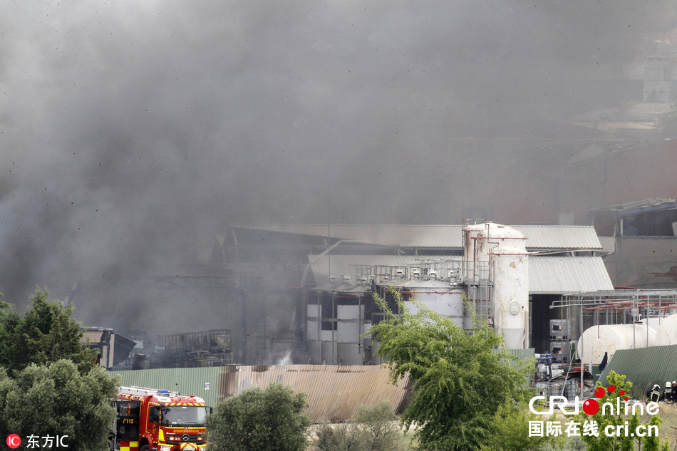 西班牙一油库发生爆炸致15人受伤 附近学校疏散