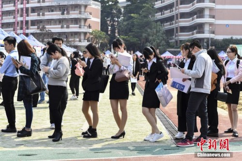 资料图:排队等待面试的求职者。<a target='_blank' href='http://www.chinanews.com/'>中新社</a>记者 陈骥旻 摄 7省市提高2017年最低工资标准 这三地超2000元