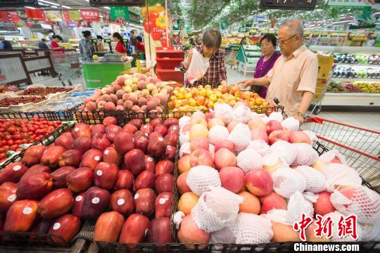 山西太原,民众在超市选购水果。 张云 摄 5月中国经济运行稳中向好 房地产开发投资增速放缓