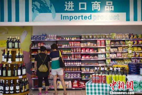 山西太原,某超市琳琅满目的进口商品在供民众挑选。 张云 摄 5月中国经济运行稳中向好 房地产开发投资增速放缓