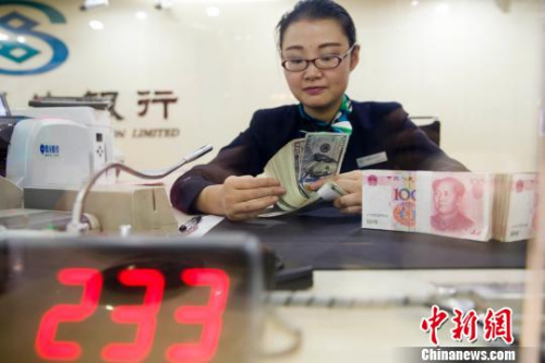 资料图:银行工作人员正在清点货币。 张云 摄 收入分配改革有了新动作!国家要激励这些人增收
