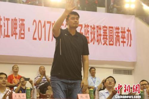 姚明出席广东省篮球联赛开幕式 岳兰莲 摄 篮协一系列动作昭示改变 推动篮球发展姚明不遗余力
