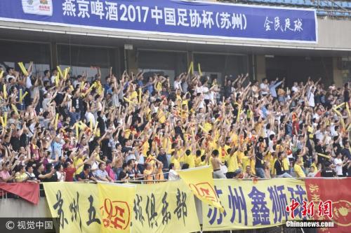 6月21日,2017足协杯第四轮,苏州东吴队主场迎战上海上港队。双方常规时间打平后进行了漫长的点球大战。最终上海上港以16:15战胜苏州东吴。图片来源:视觉中国 盘点世界足坛超长点球对决 最夸张一战竟踢到了天黑