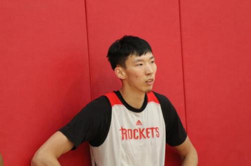 训练中的周琦 图片来源:火箭队官网 征战夏季联赛状态起伏 周琦想要立足NBA仍需努力