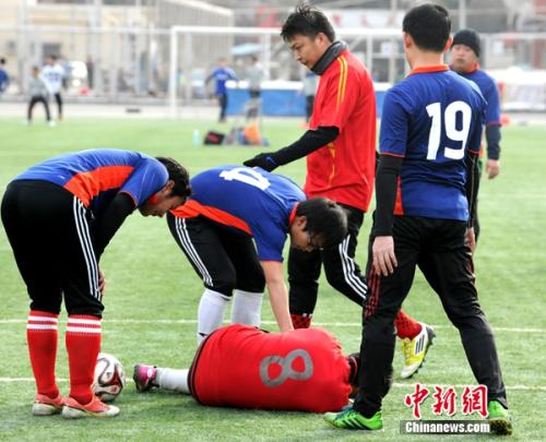 业余足球赛,球员能否保持友善?<a target='_blank' href='http://www.chinanews.com/' >中新网</a>记者李卿摄 罚款、禁赛管用吗? 业余足球的暴戾之气何时止