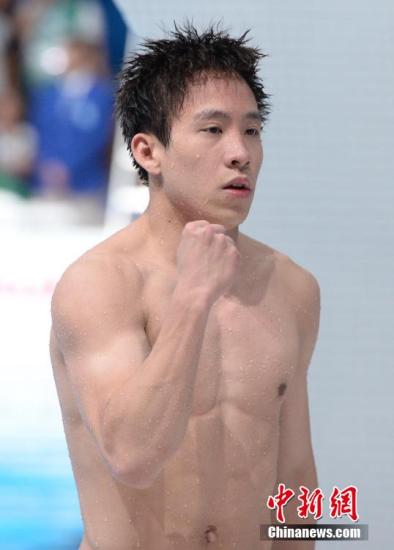 资料图 何超挥拳庆祝。 <a target='_blank' href='http://www.chinanews.com/'>中新社</a>发 侯宇 摄 中国队再夺两枚跳水金牌 暂列世锦赛奖牌榜榜首