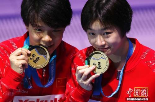 施廷懋 昌雅妮 <a target='_blank' href='http://www.chinanews.com/'>中新社</a>记者 富田 摄 世锦赛跳水赛程过半 群雄并起“梦之队”面临挑战