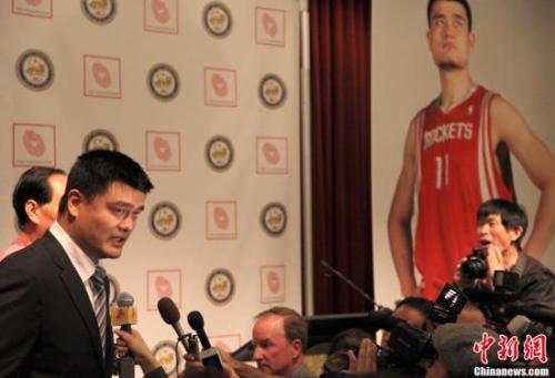 资料图:姚明成为美国第四大城市休斯敦的亲善大使。<a target='_blank' href='http://www.chinanews.com/'>中新社</a>发 王欢 摄 NBA“中国主队”要易手了,那些传奇般的回忆还在吗