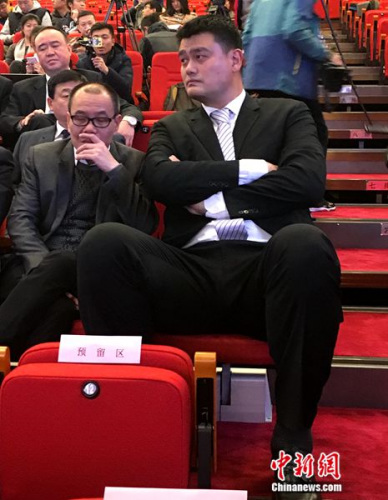 姚明在揭牌仪式上 <a target='_blank' href='http://www.chinanews.com/' >中新网</a>记者王牧青摄 姚明退役六年之际又获新身份 角色变迁成篮球改革注脚