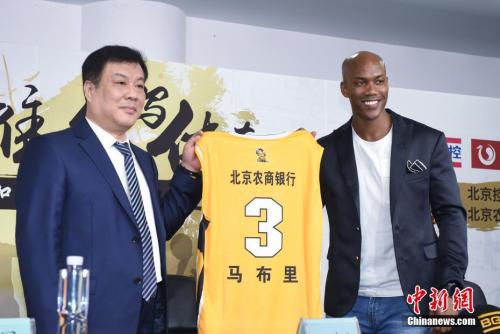 图为马布里(右)从北京农商银行董事长王金山手中接过球衣。<a target='_blank' href='http://www.chinanews.com/'>中新社</a>记者 侯宇 摄 加盟北京北控首亮相 马布里:我爱这座城市